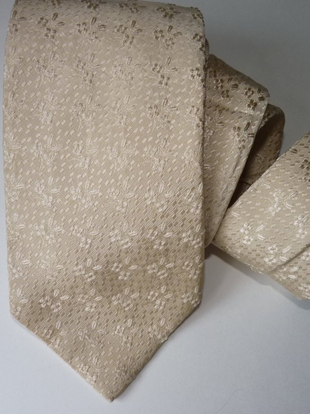 Vitaliano Pancaldi cream textured floral silk tie